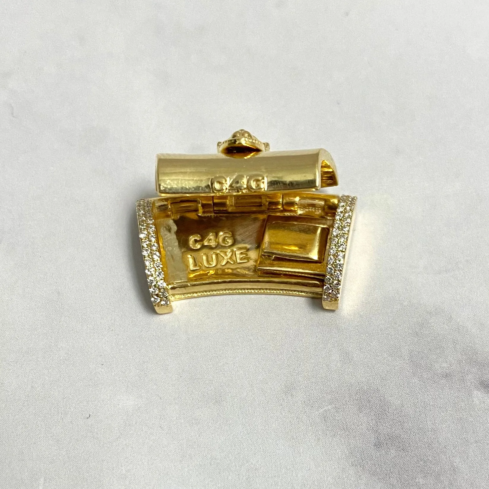 10K Yellow Gold Diamond On The Size Sleek Lock With Panther / 6gr / 11.5mm / 0.8in