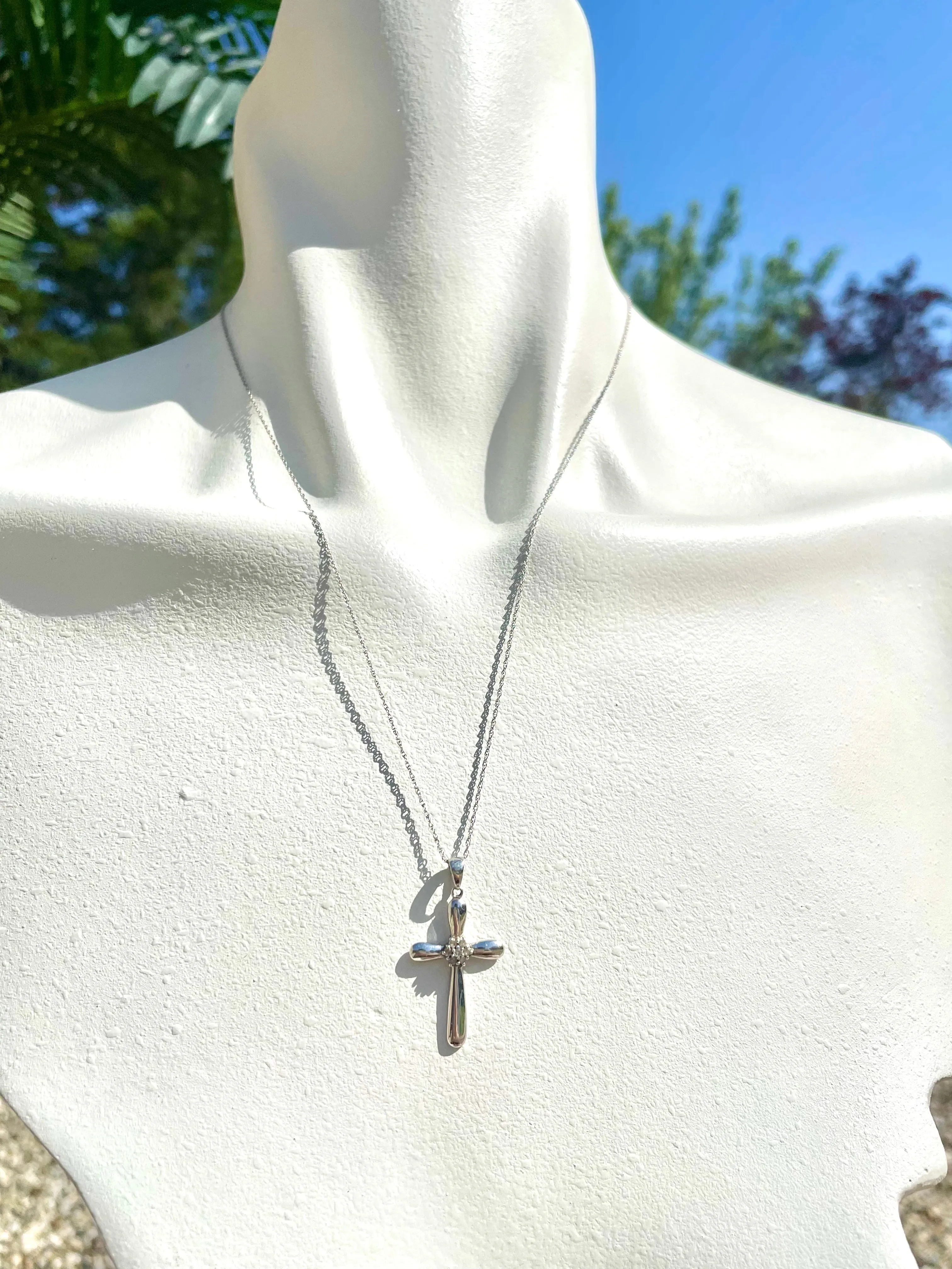 10KT White Gold 18.5” Chain   Signed WIC 10K Diamond 7 Stone Pendant Necklace