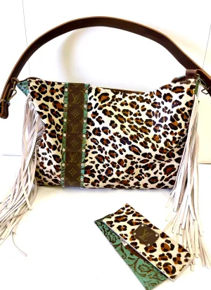 Leather Tote in leopard with embossed turquoise sides strip of Lv