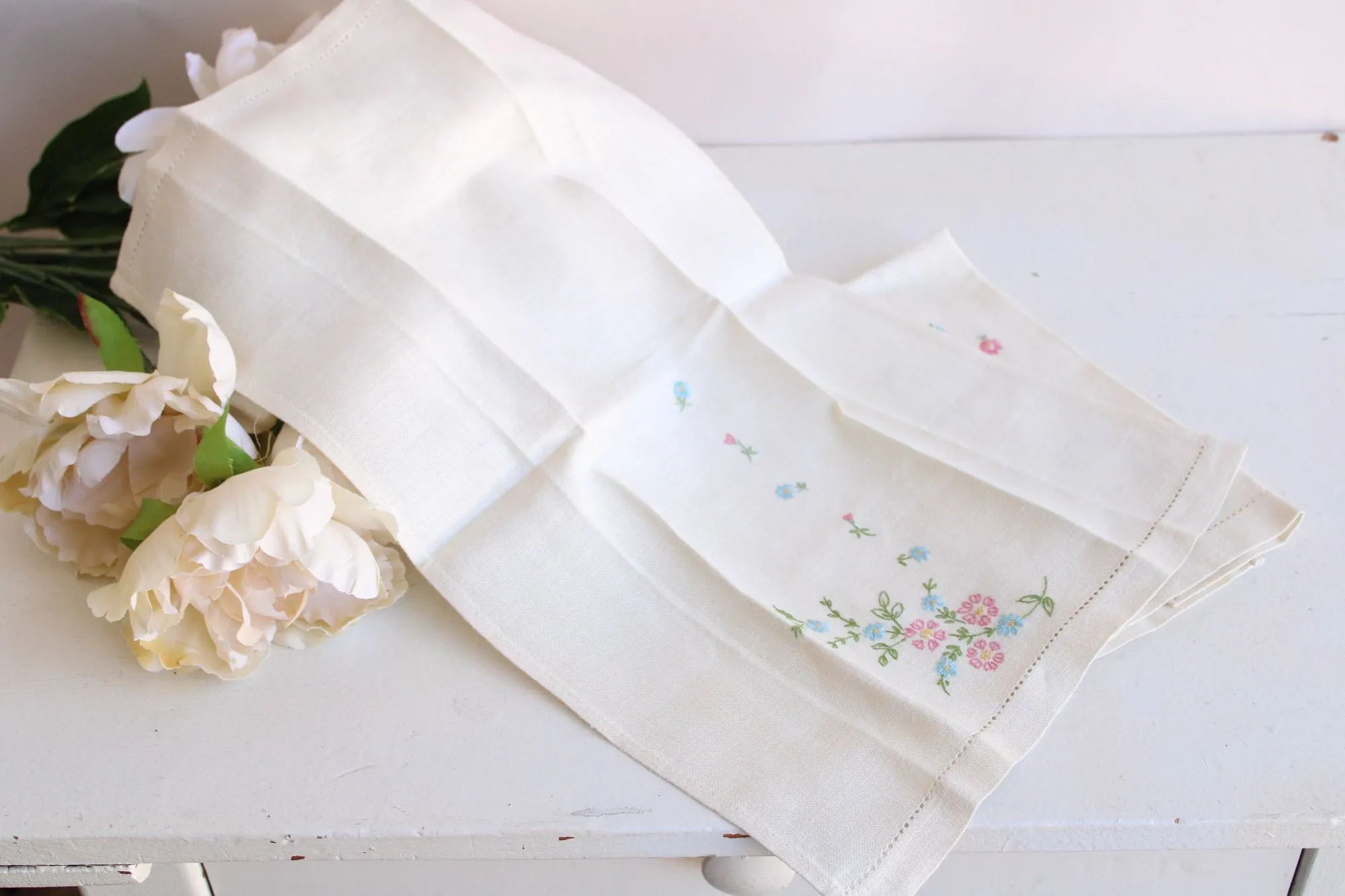 Vintage Pair of Linen With Embroidered Flowers Hand Towels