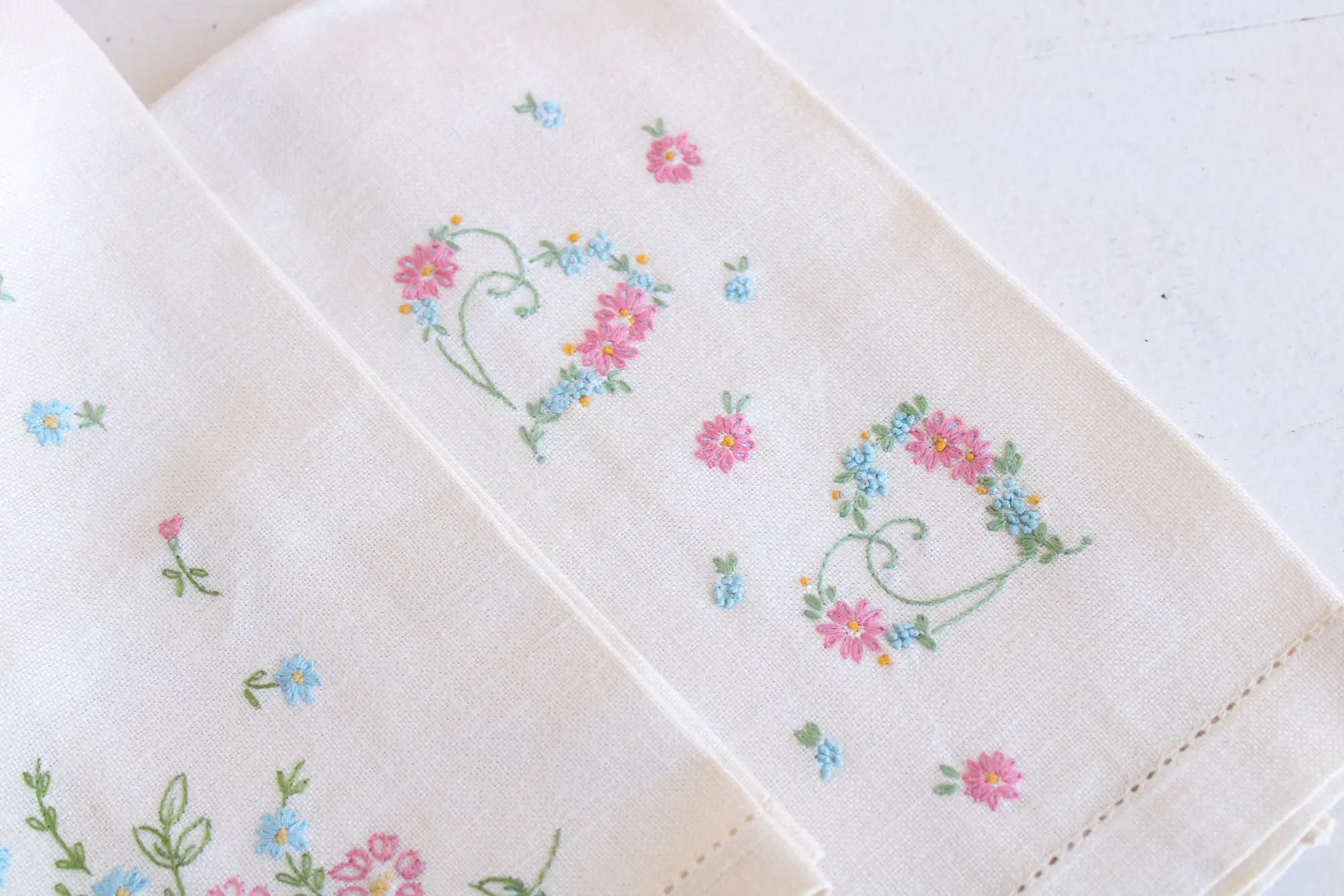 Vintage Pair of Linen With Embroidered Flowers Hand Towels