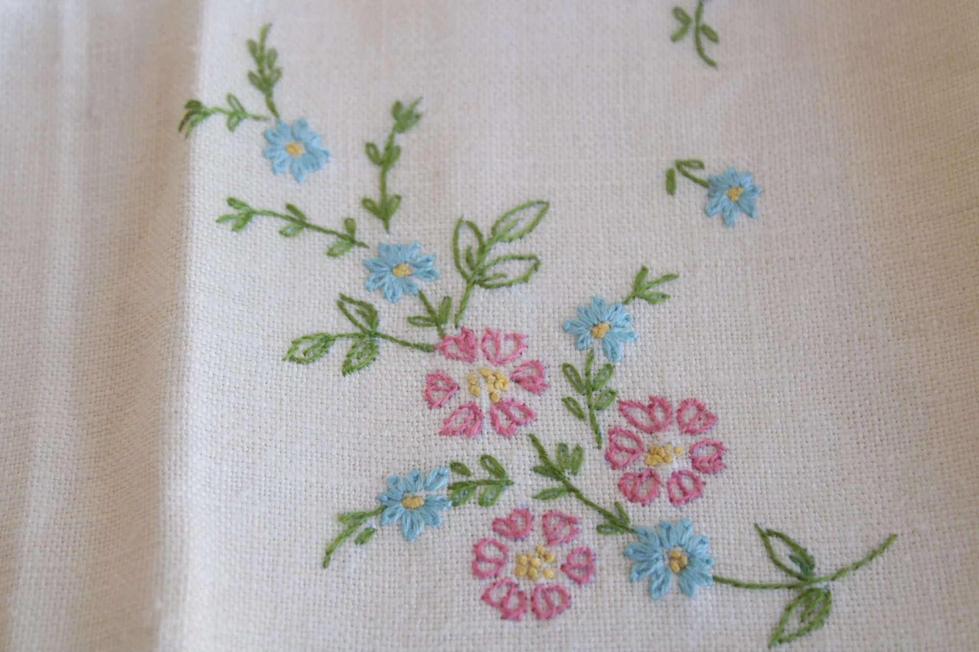 Vintage Pair of Linen With Embroidered Flowers Hand Towels