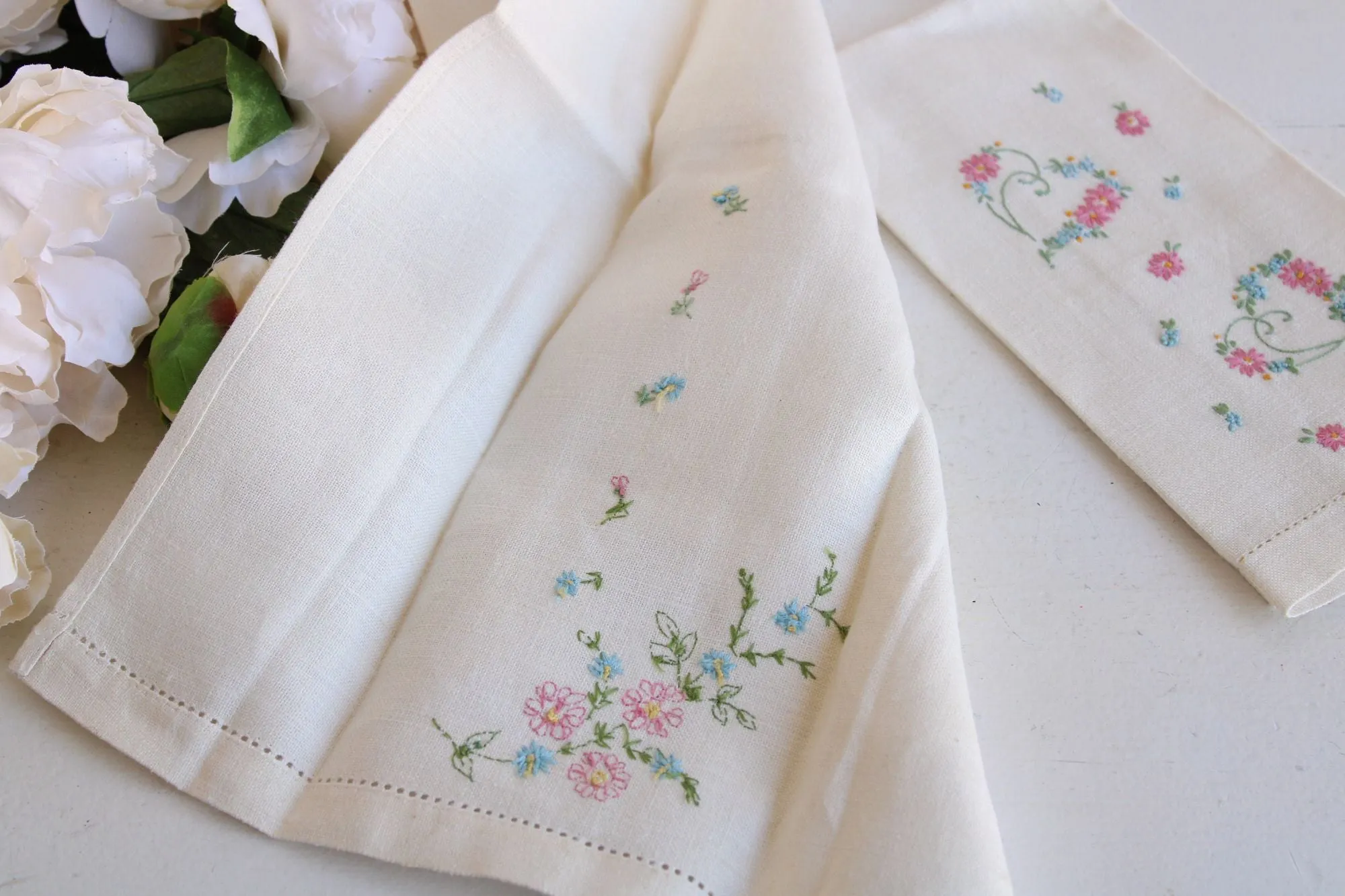 Vintage Pair of Linen With Embroidered Flowers Hand Towels