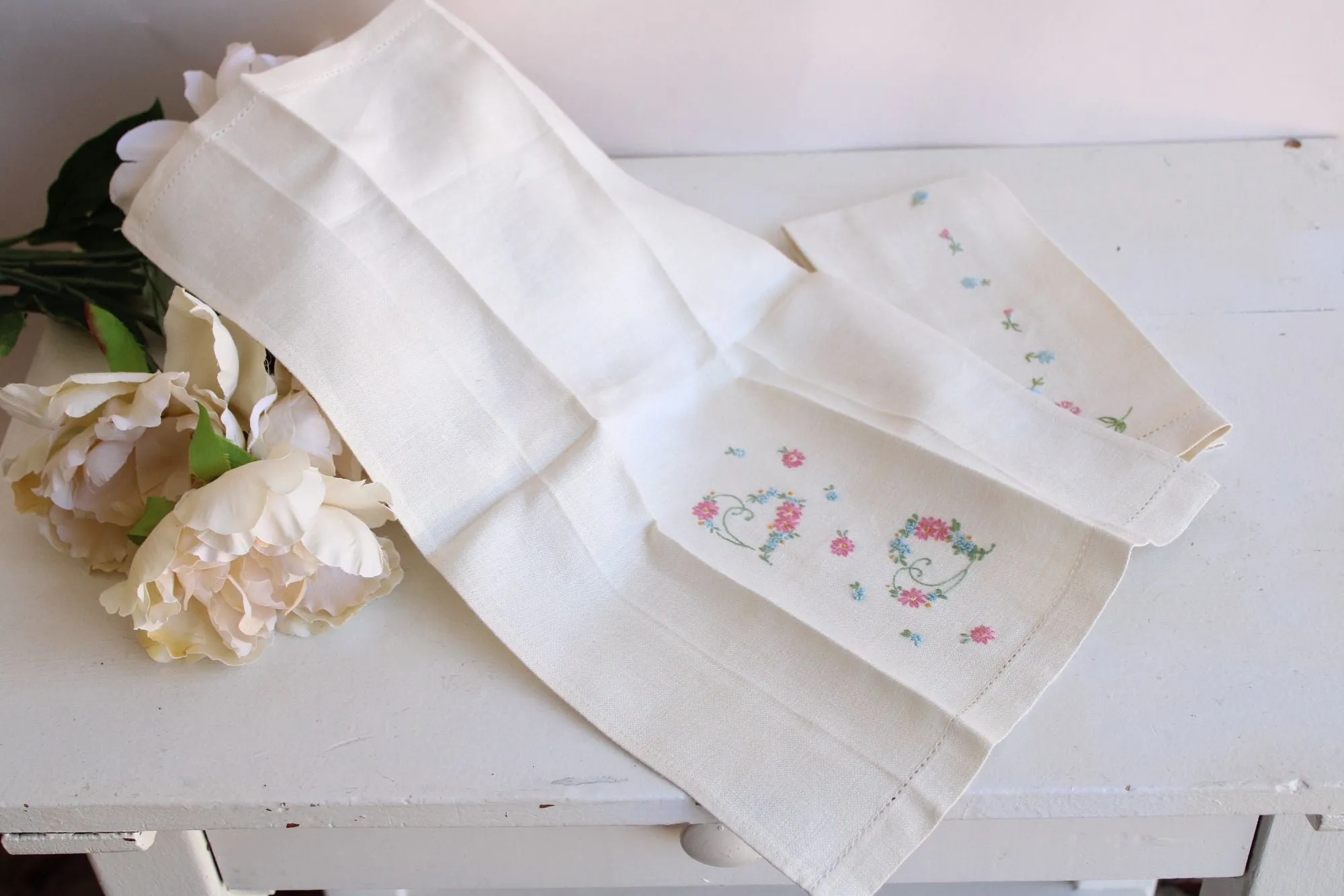 Vintage Pair of Linen With Embroidered Flowers Hand Towels