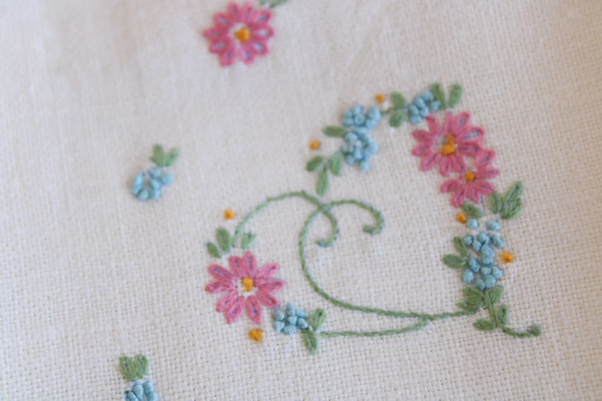 Vintage Pair of Linen With Embroidered Flowers Hand Towels